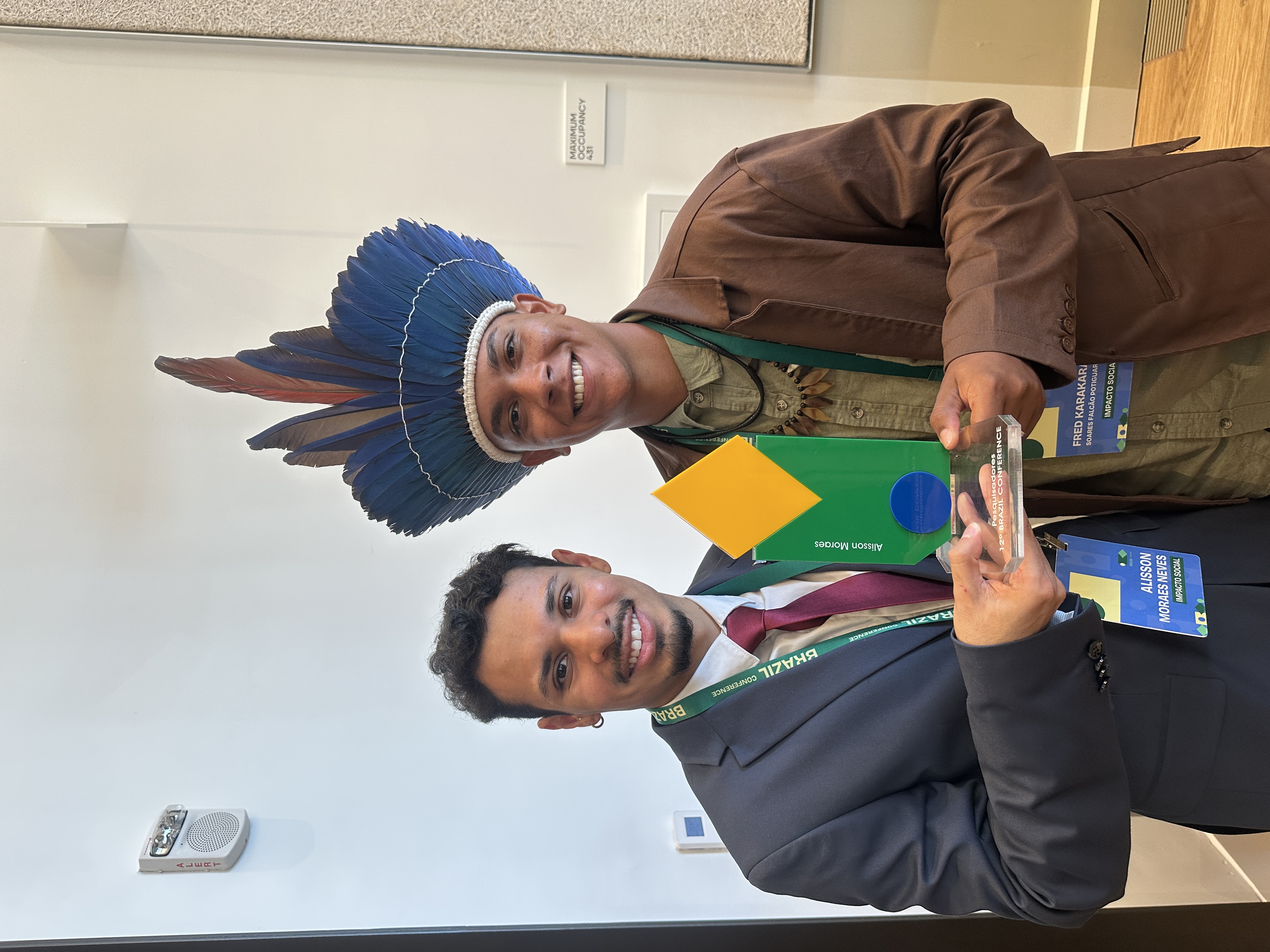 Alisson Moraes Neves recebendo o prêmio de melhor pesquisador na Brazil Conference at Harvard and MIT